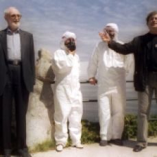 2003 :: José Luis Sampedro, izquierda, y Manuel Rivas, con dos voluntarios del Prestige, en el homenaje al mar.Foto PABLO HOJAS