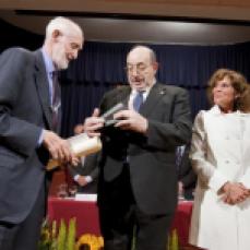 2010 :: José Luís Sampedro recibe el Premio Internacional Menendez Pelayo