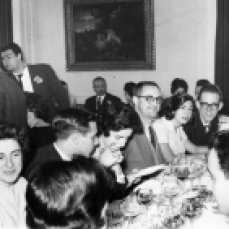 1964 Jose Luís Sampedro con alumnos de la facultad