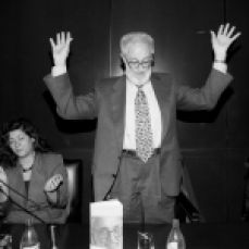 1996 :: José Luís Sampedro acompañado de Almudena Grandes durante la presentación del libro 'La escritura necesaria'.Foto LUIS MAGÁN