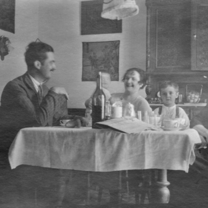 1920 _Con tio Alberto en Tanger (foto de la web de Libreria Alberti_Fotos y libros de Jose Luis Sampedro)