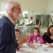 2011/Febrero|Foto::Rosa M.Artal|Sampedro brinda en su 94 cumpleaños. Al fondo Olga, Amaya Delgado y Lola Larumbe. Restaurante Avanto, Mijas Costa (Málaga)
