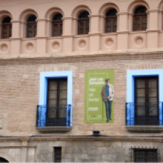 Publicitando la exposición sobre José Luis Sampedro y su legado en la Casa Palacio. Foto Blog ElpaisQueNoSeAcaba